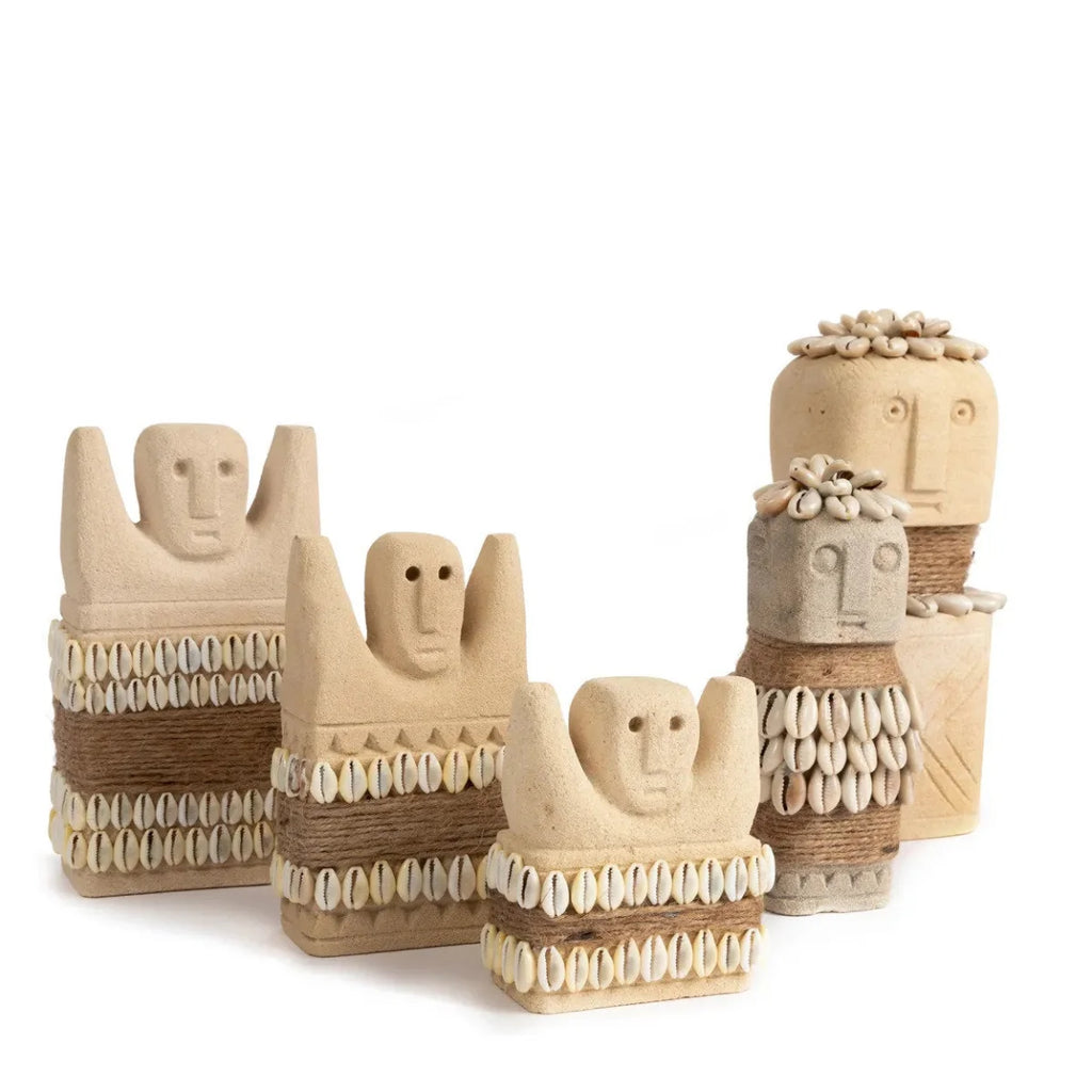 Collection de cinq figures en grès beige avec coquillages et fibres naturelles