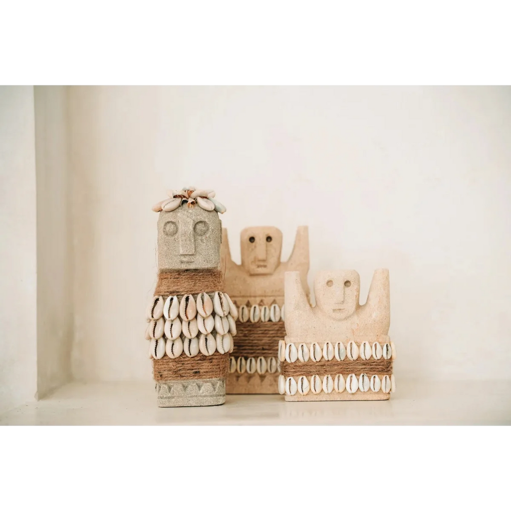 Statues décoratives tribales en grès avec coquillages et corde naturelle 14x8 cm