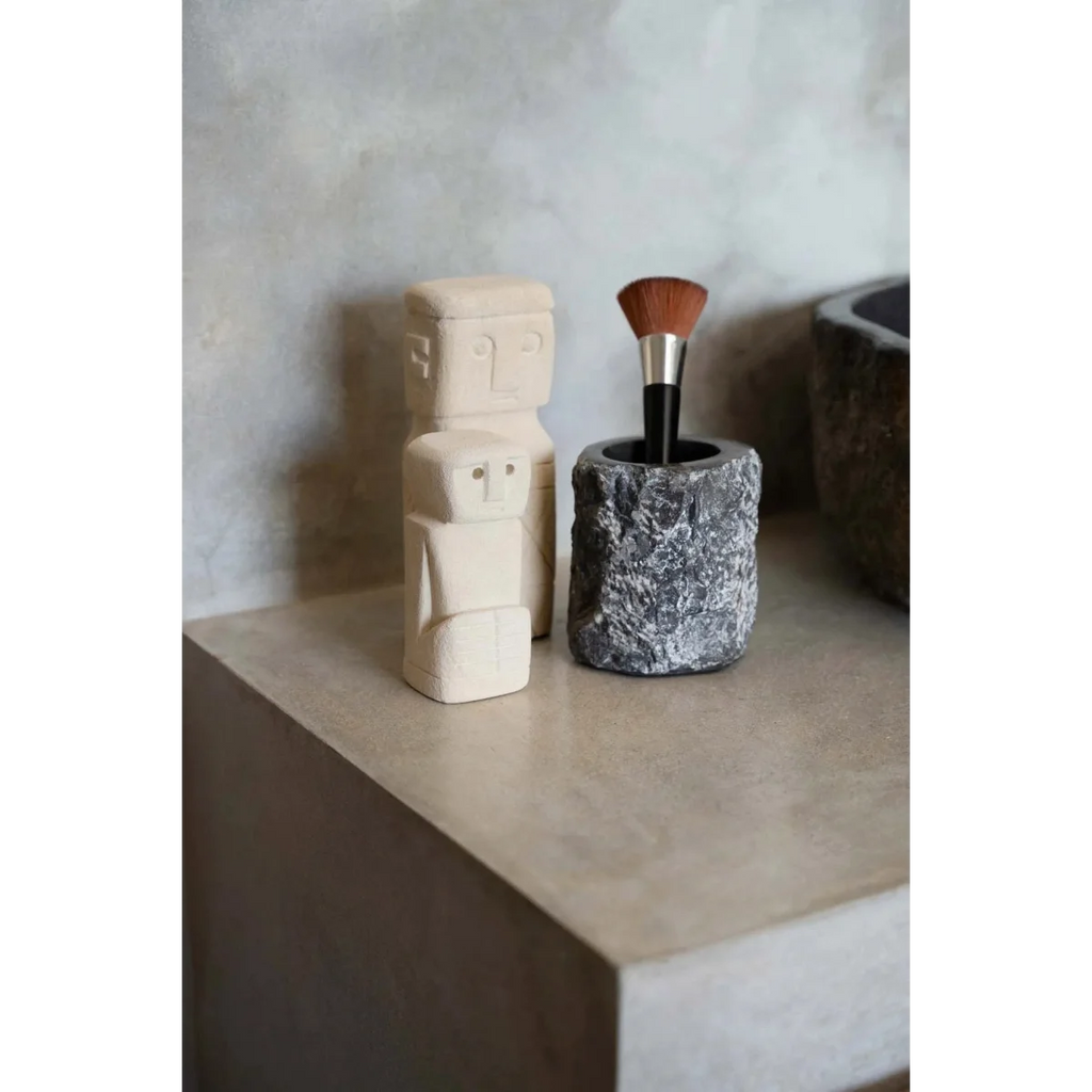 Statue décorative en grès avec figures abstraites légères et pinceau dans un support cylindrique foncé