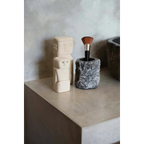 Statue décorative en grès avec figures abstraites légères et pinceau dans un support cylindrique foncé