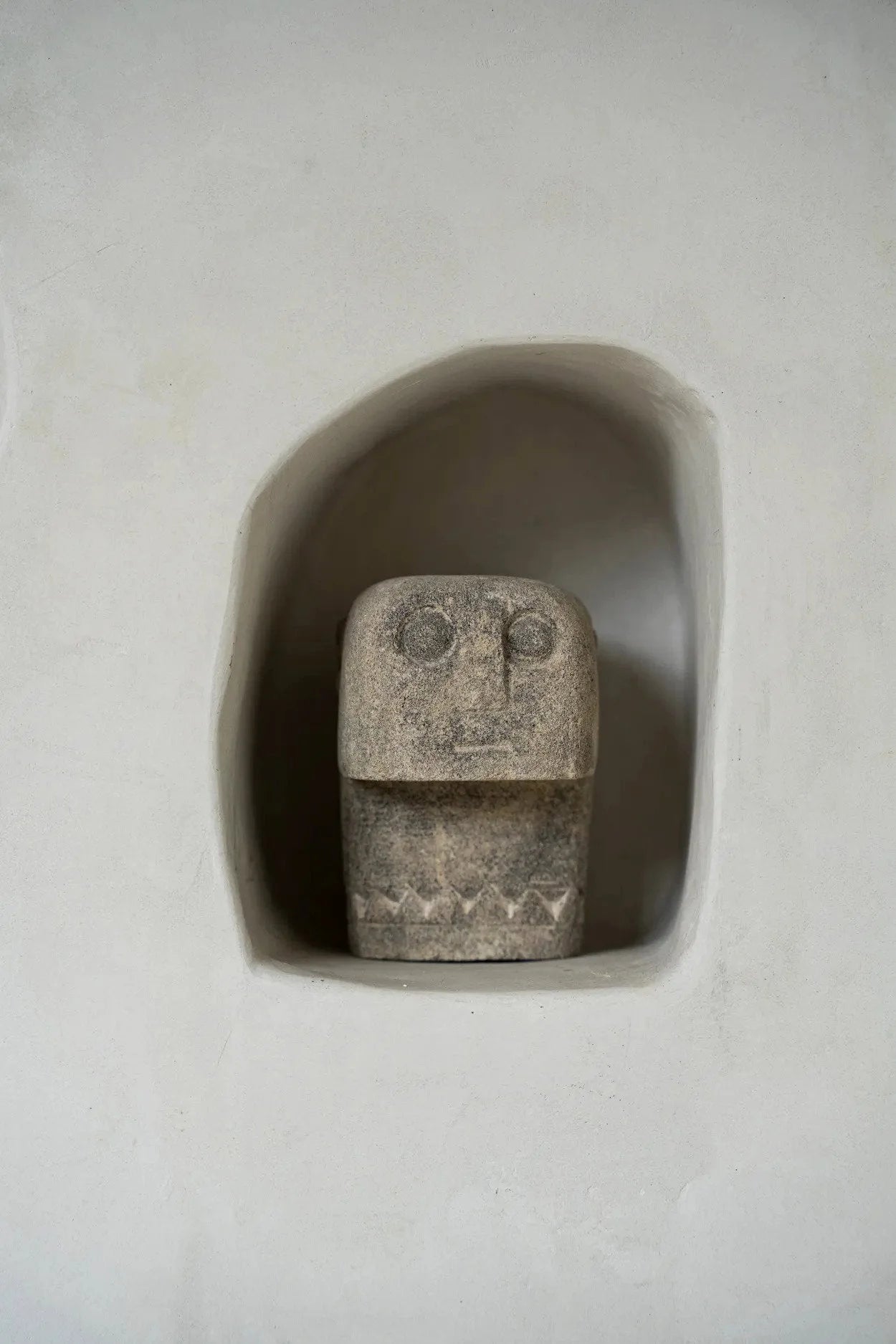 Sculpture en grès beige style primitif représentant un visage de chouette usé