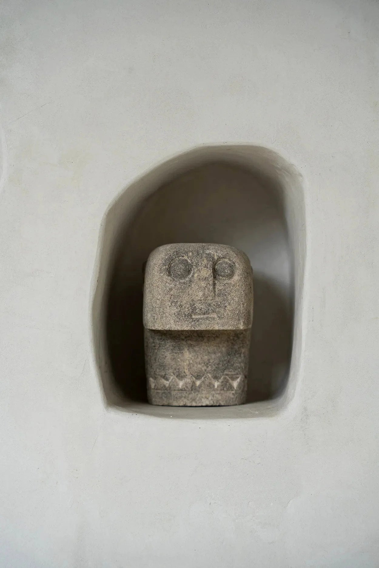 Statue décorative en grès beige avec visage ancien et bande de zigzags style primitif