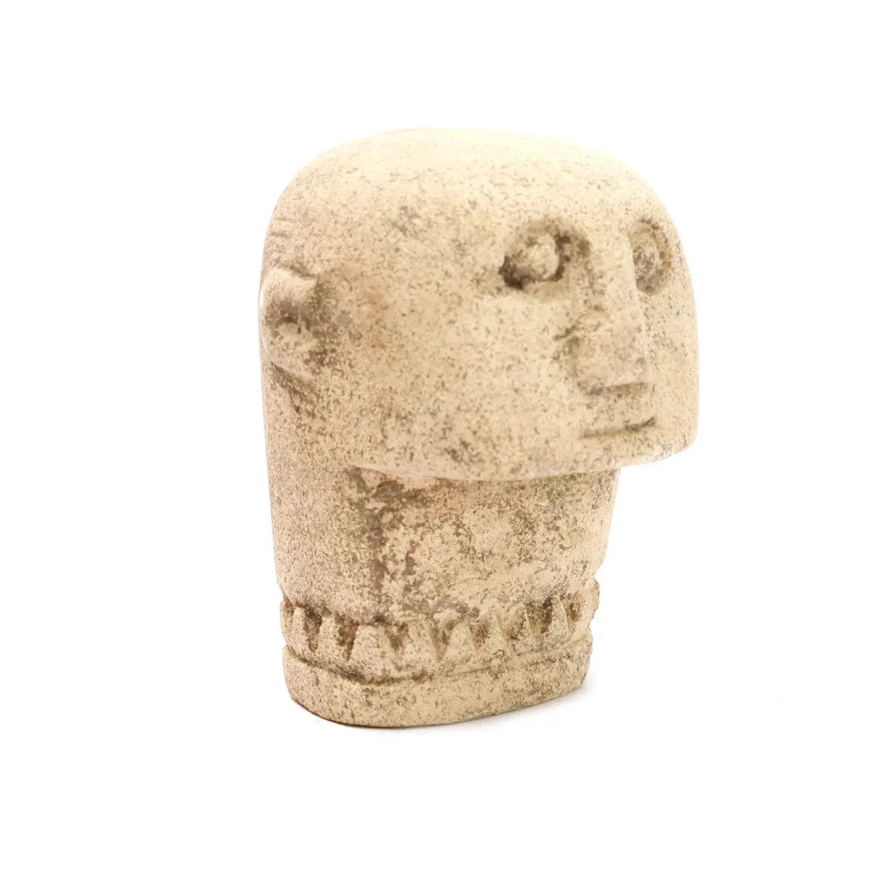 Sculpture de visage en grès beige texturé style primitif avec base décorative