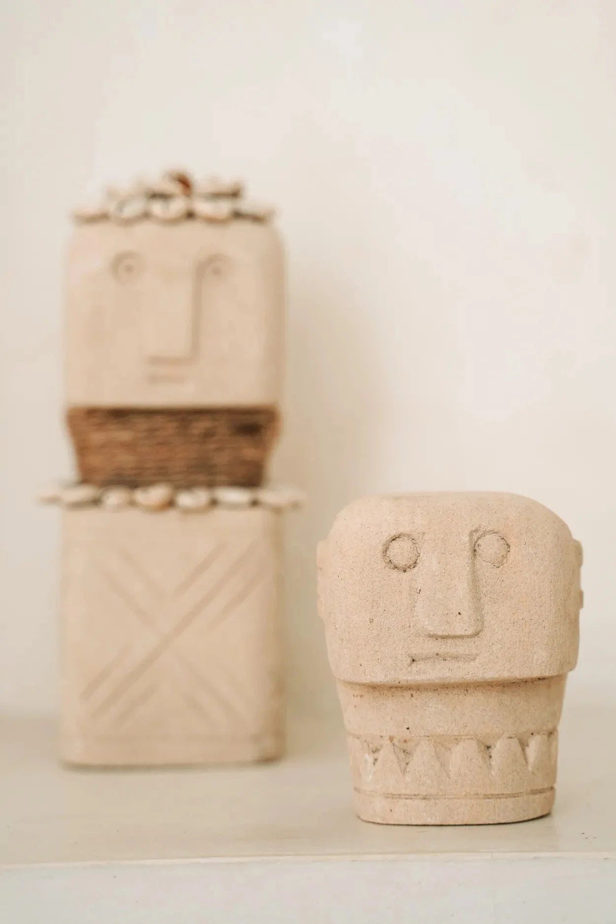 Sculptures de visages en argile faites main, décoration primitive en grès beige