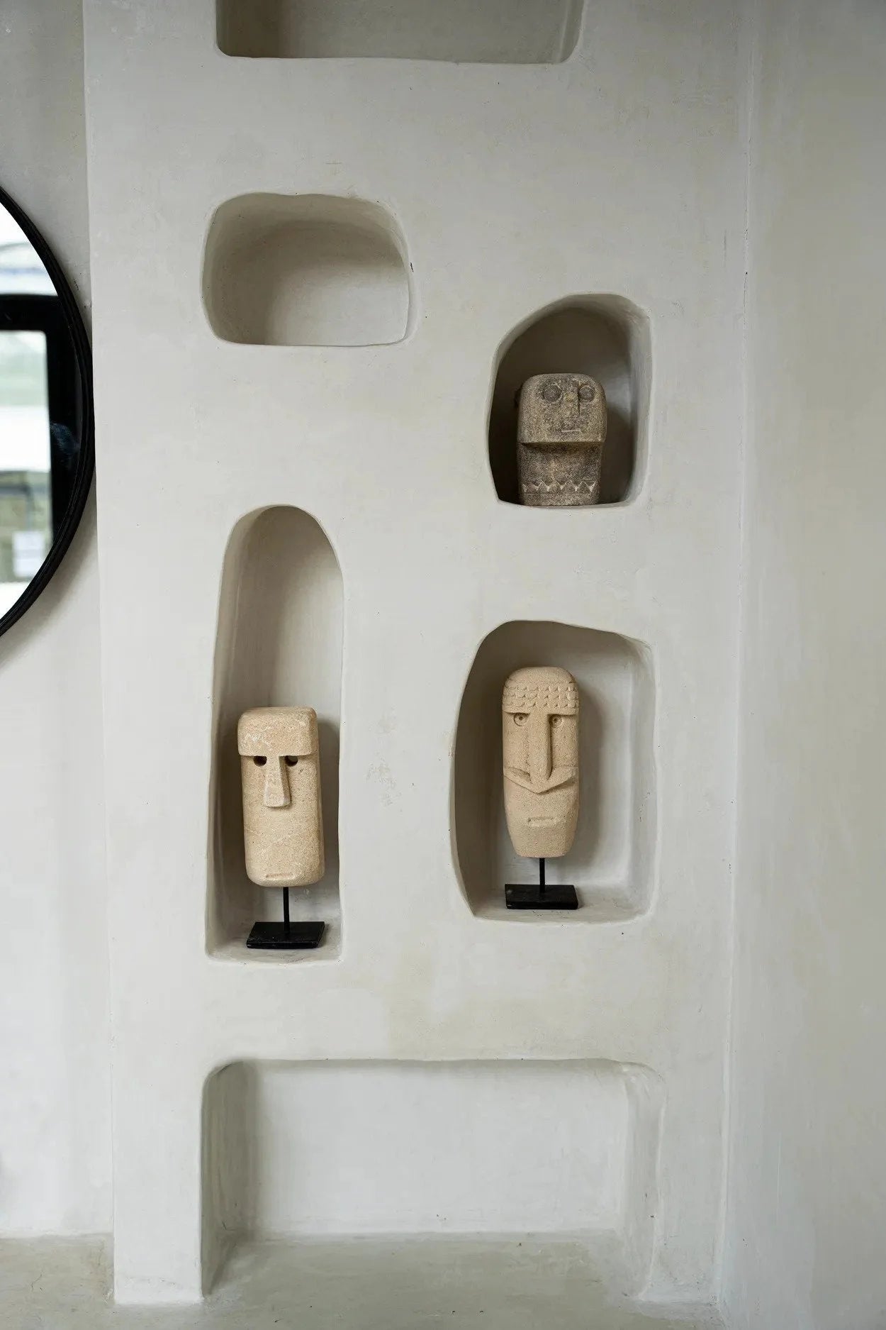 Mur décoratif avec niches et sculptures pour Statue décorative visage en grès beige