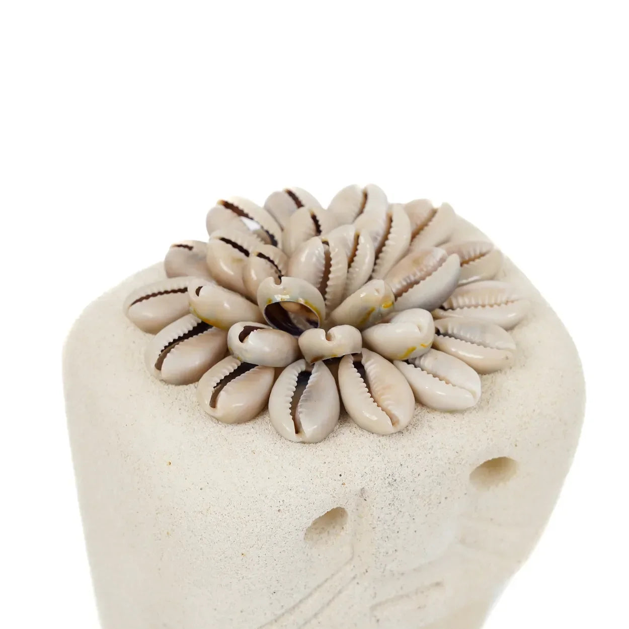 Statue en grès blanc sculptée main Sumba avec coquillages Cowrie décora