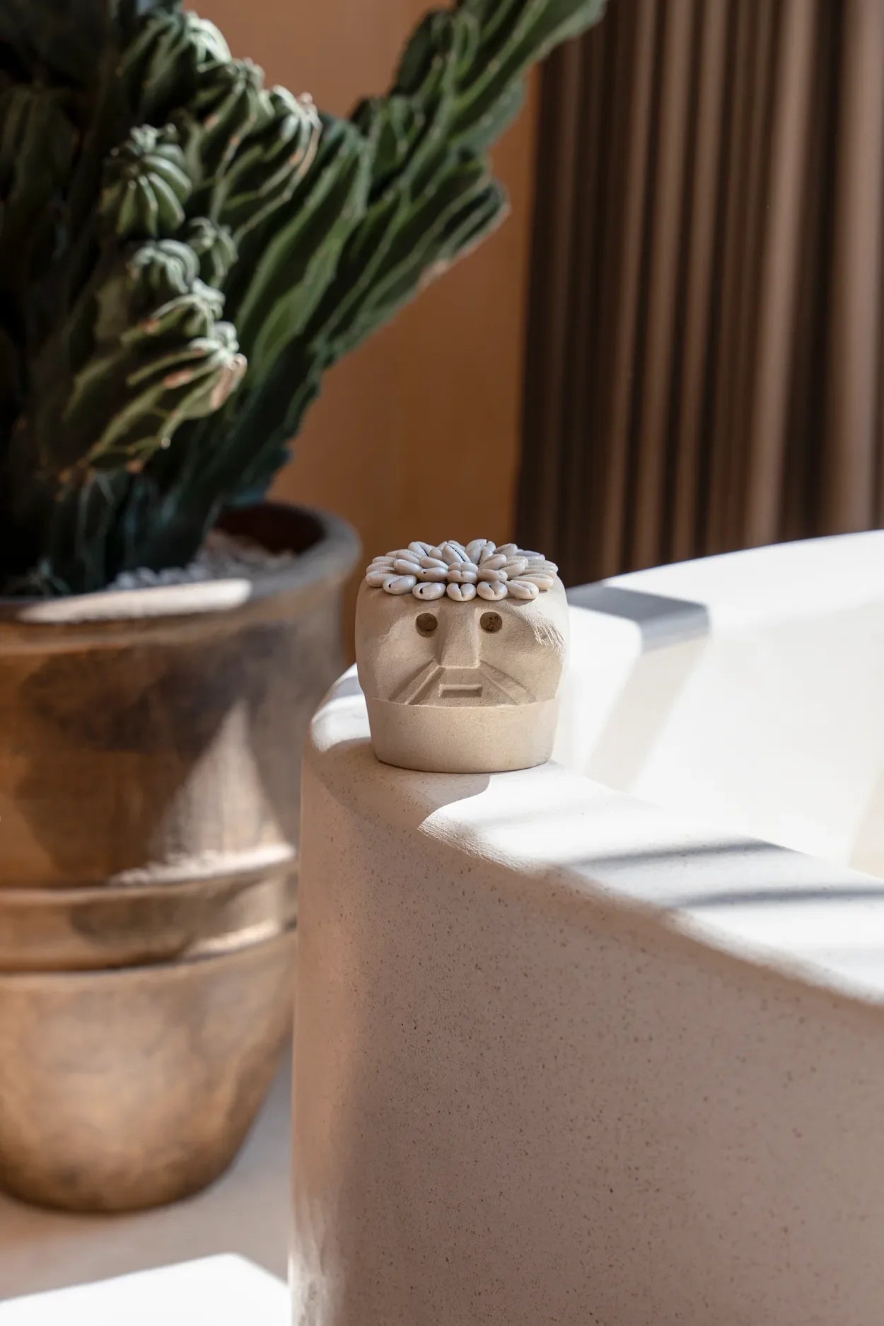 Vase en céramique tête sculptée à la main avec accents de coquillages pour Sumba