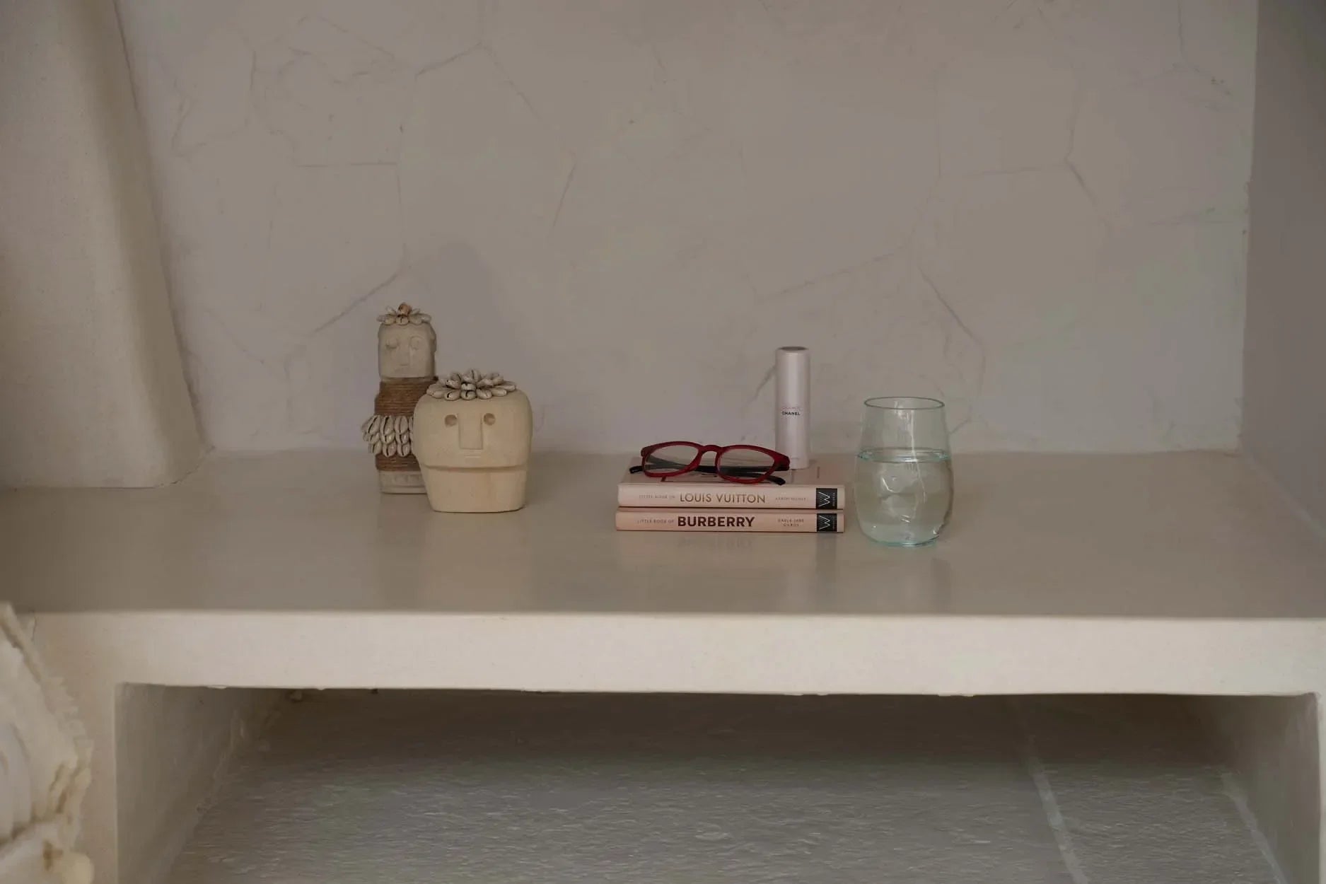 Étagère avec objets décoratifs pour la statue en grès blanc Sumba de 11 cm