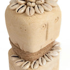 Sculpture tribale en bois clair avec coquillages et corde, H20 cm