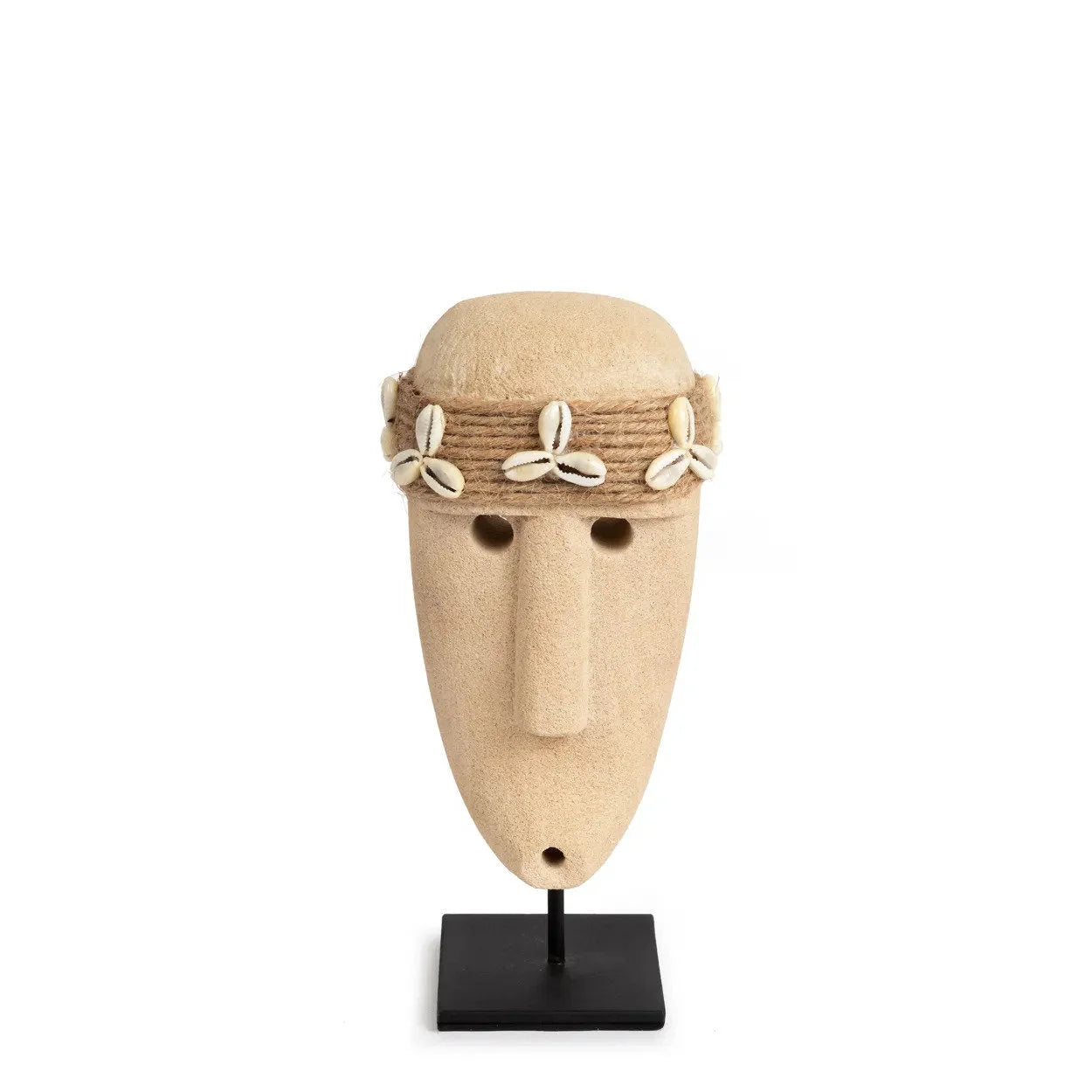 Masque en céramique beige avec bandeau en corde tissée orné de coquillages blancs