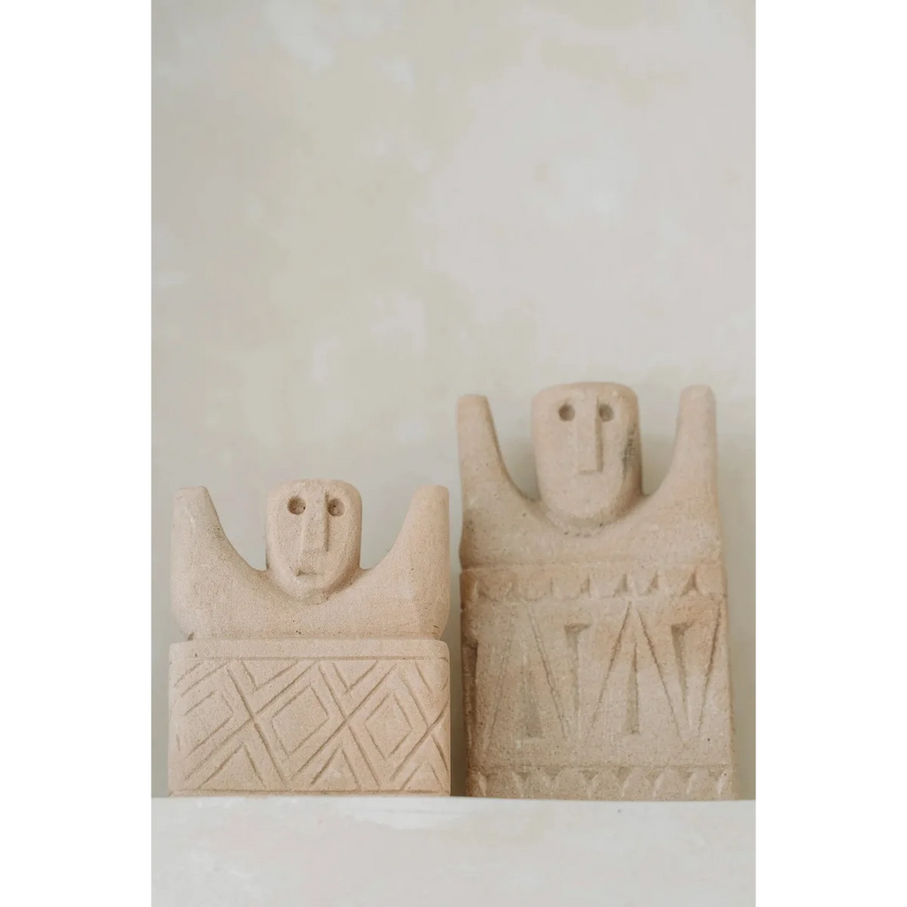 Statue en grès sculptée main représentant deux figures humaines anciennes beige