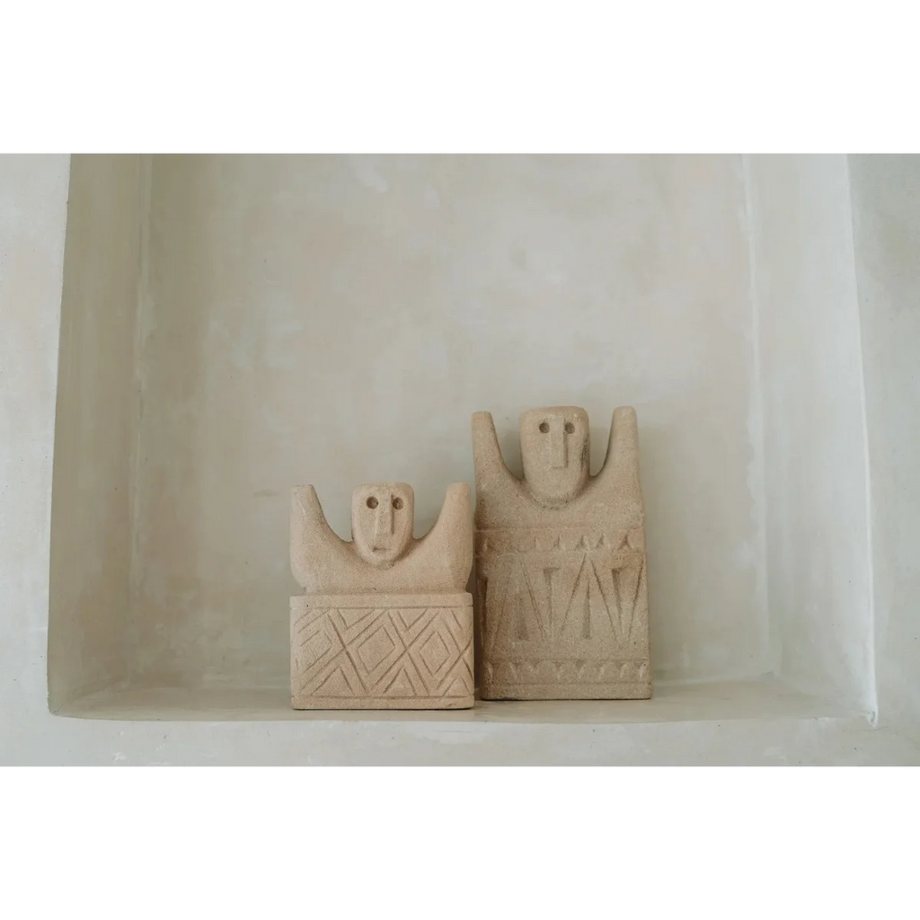 Deux sculptures en bois stylisées de figures humaines pour Statue en grès sculptée main