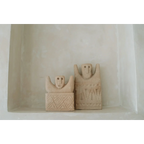 Deux sculptures en bois stylisées de figures humaines pour Statue en grès sculptée main