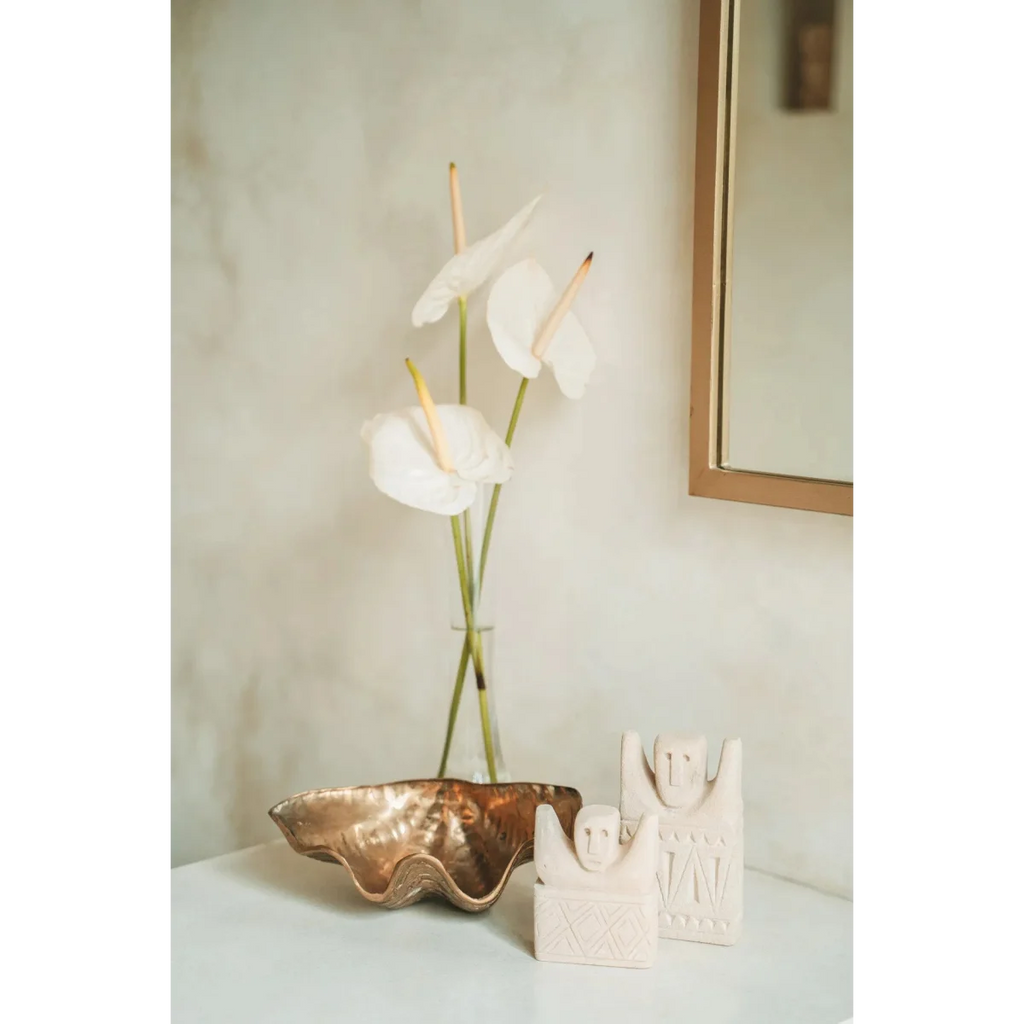 Trois fleurs d’anthurium blanches dans un vase en verre pour la statue en grès sculptée main