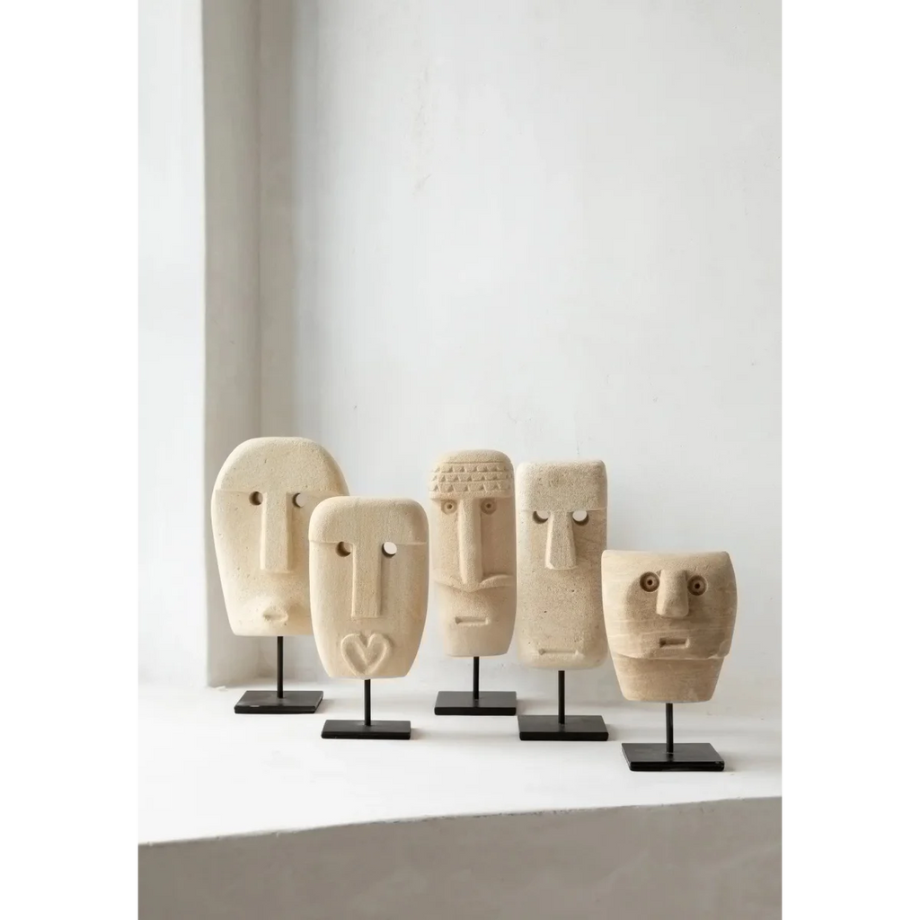 Série de cinq masques abstraits en grès ou bois sur supports noirs pour décoration intérieure