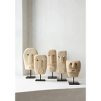 Série de cinq masques abstraits en grès ou bois sur supports noirs pour décoration intérieure