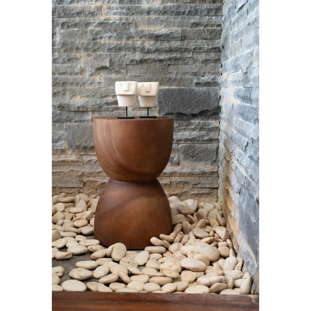 Tabouret en bois en forme de sablier avec deux petites sculptures abstraites de visage en grès Sumba