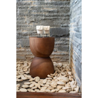 Tabouret en bois en forme de sablier avec deux petites sculptures abstraites de visage en grès Sumba