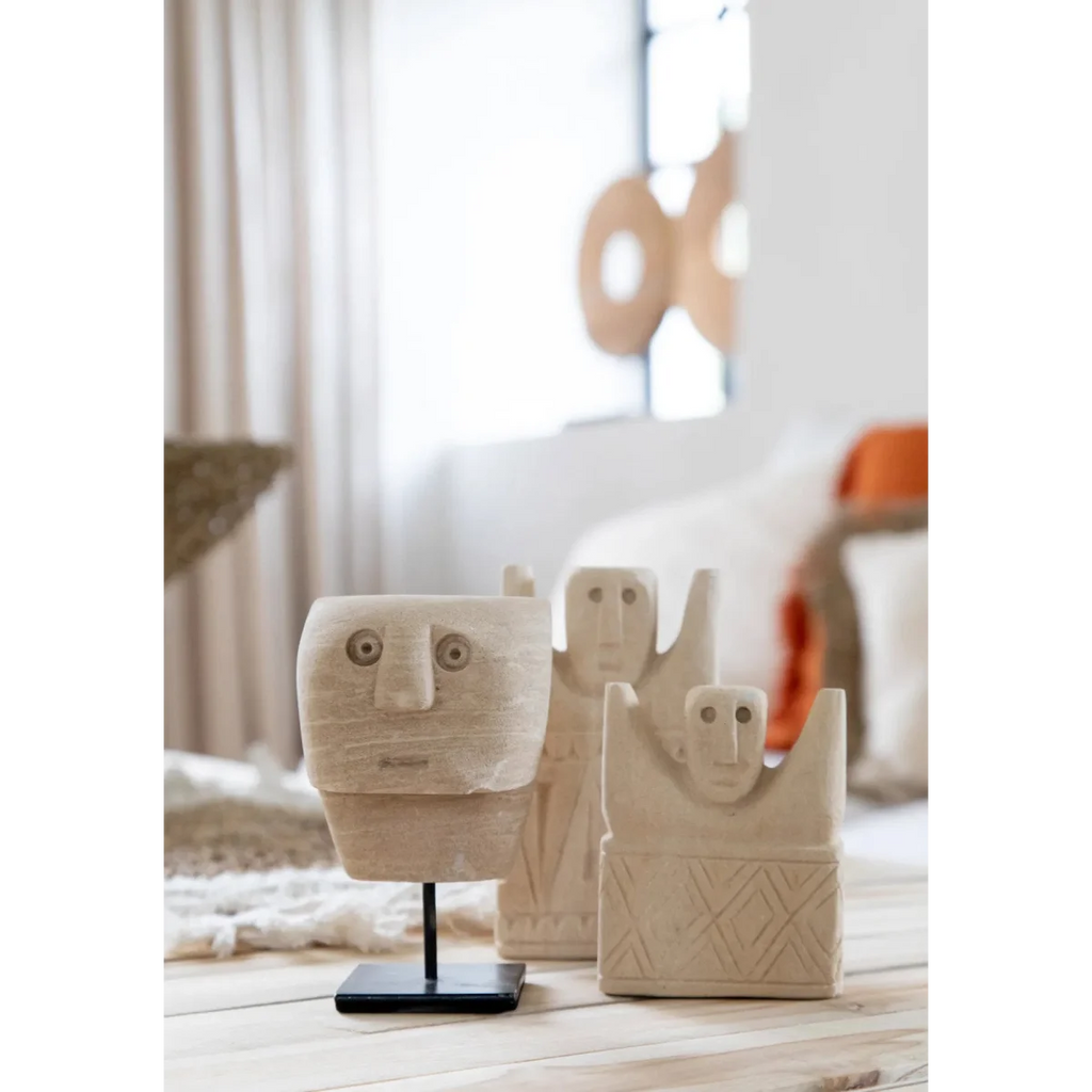 Statue en grès Sumba visage sculpté avec trois figures abstraites naturelles