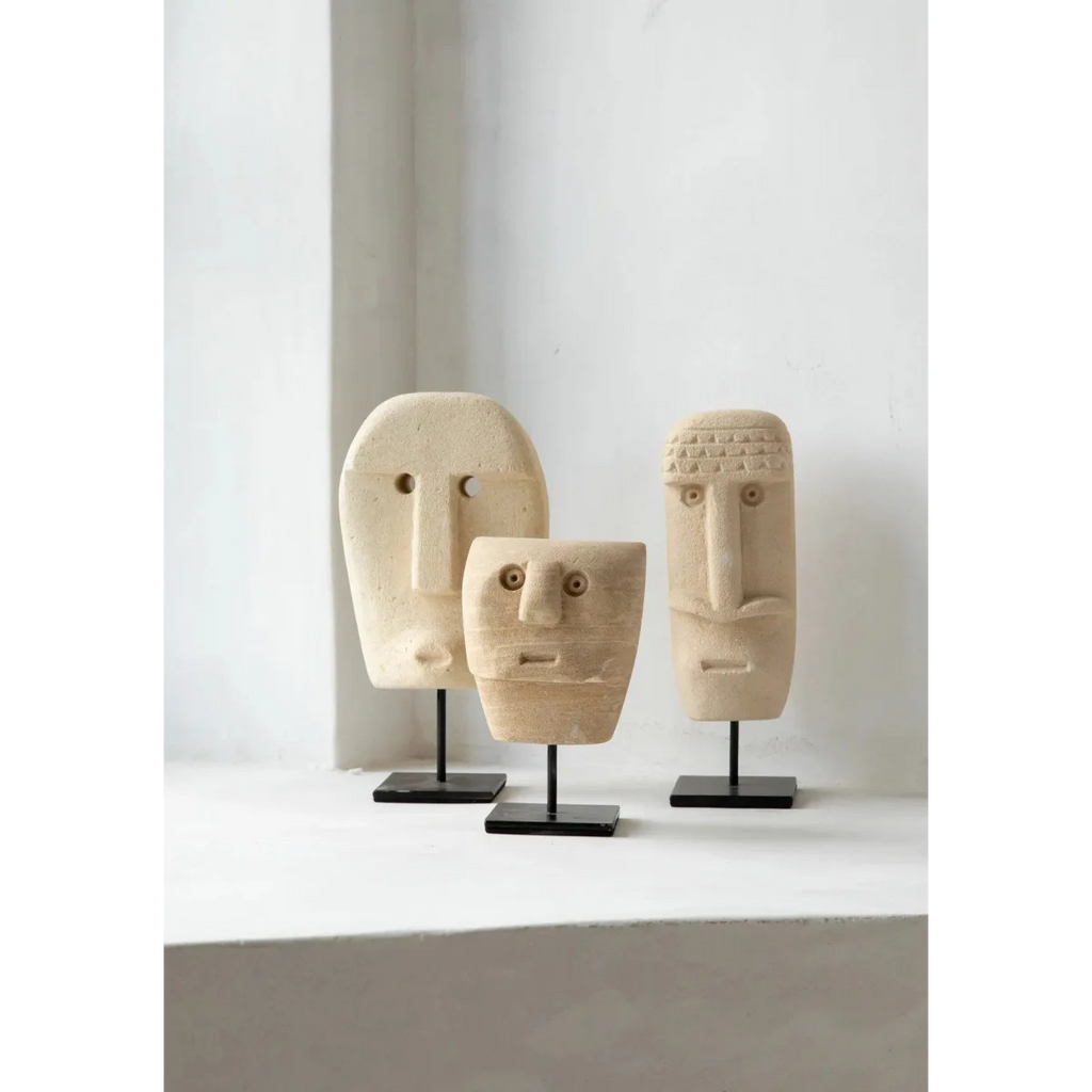 Trois sculptures en bois sculpté visage sur socles noirs, Statue en grès Sumba