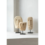 Trois sculptures en bois sculpté visage sur socles noirs, Statue en grès Sumba