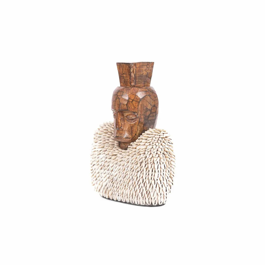 Statue en bois avec collier en coquillages, modèle La statue Ogoh Ogoh