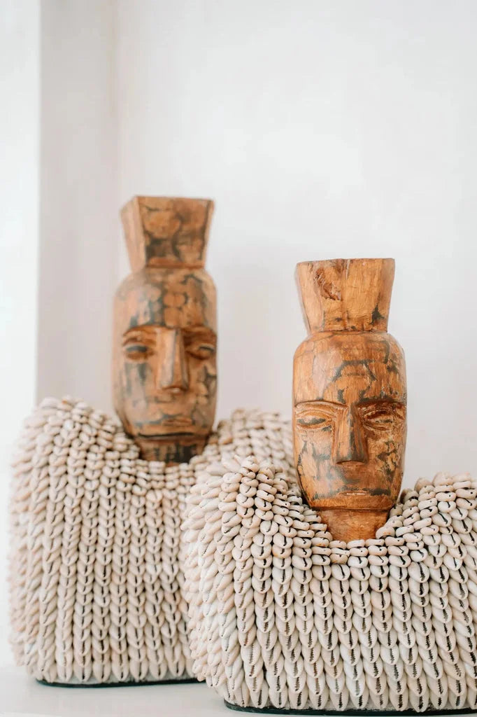 Deux sculptures de visage en bois avec bases tissées, La statue Ogoh Ogoh
