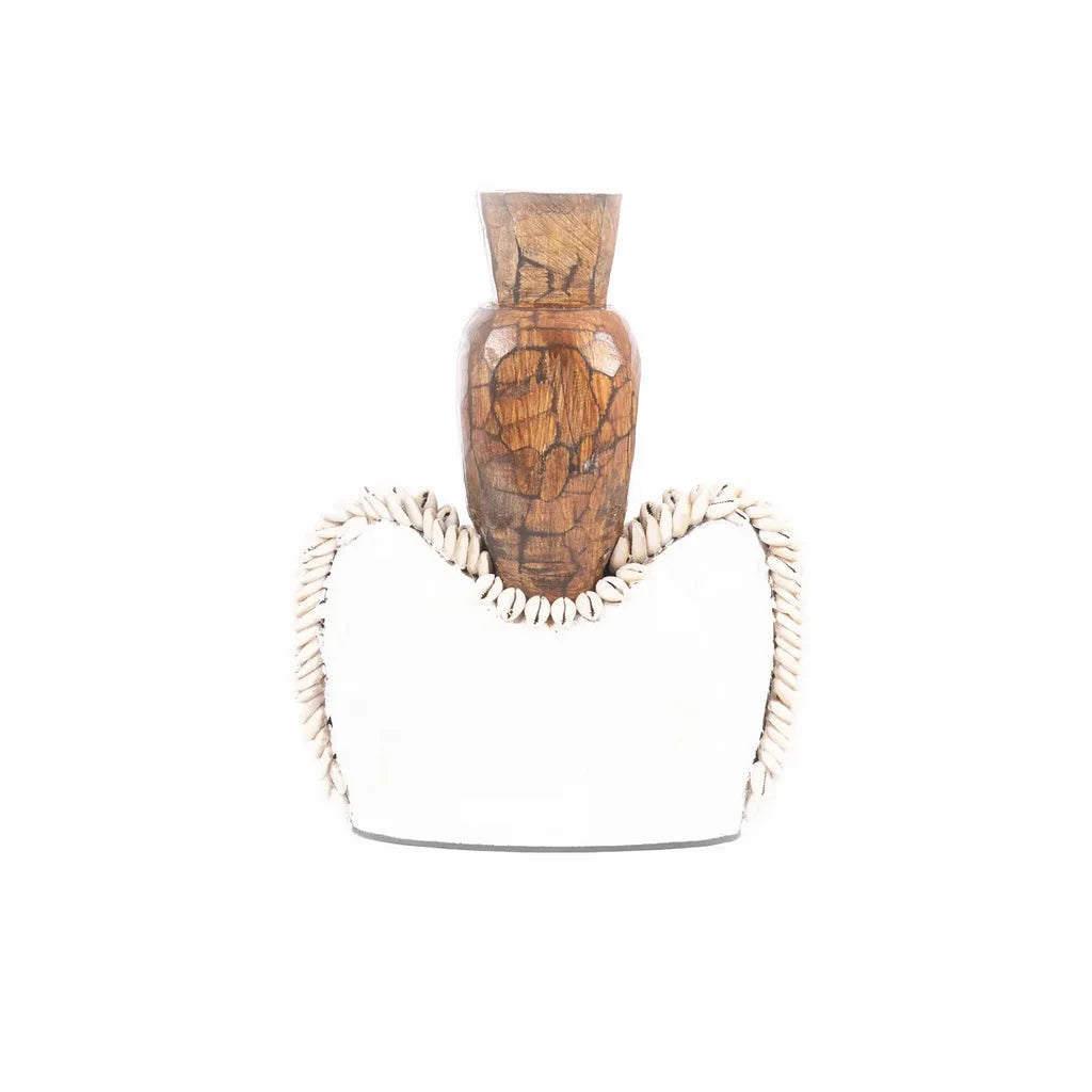 Vase marron à motif sur coussin blanc avec trim coquillage pour La statue Ogoh Ogoh