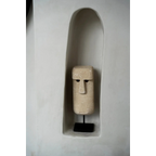 Sculpture visage en grès beige texturé avec nez et yeux profonds sur socle en bois
