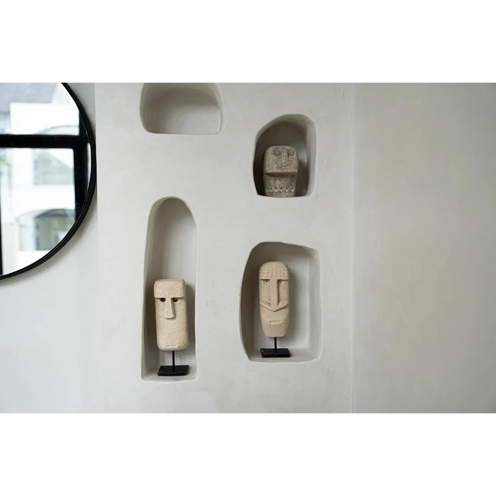 Statues Moai décoratives en grès beige sur socle en bois sculpté à la main