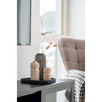 Vase céramique noir à côtes avec herbes dorées séchées