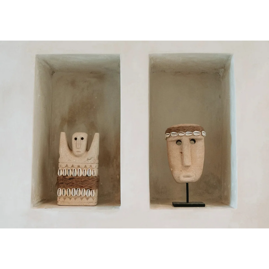 Sculptures tribales en grès beige avec motifs coquillages dans niches murales