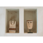 Sculptures tribales en grès beige avec motifs coquillages dans niches murales