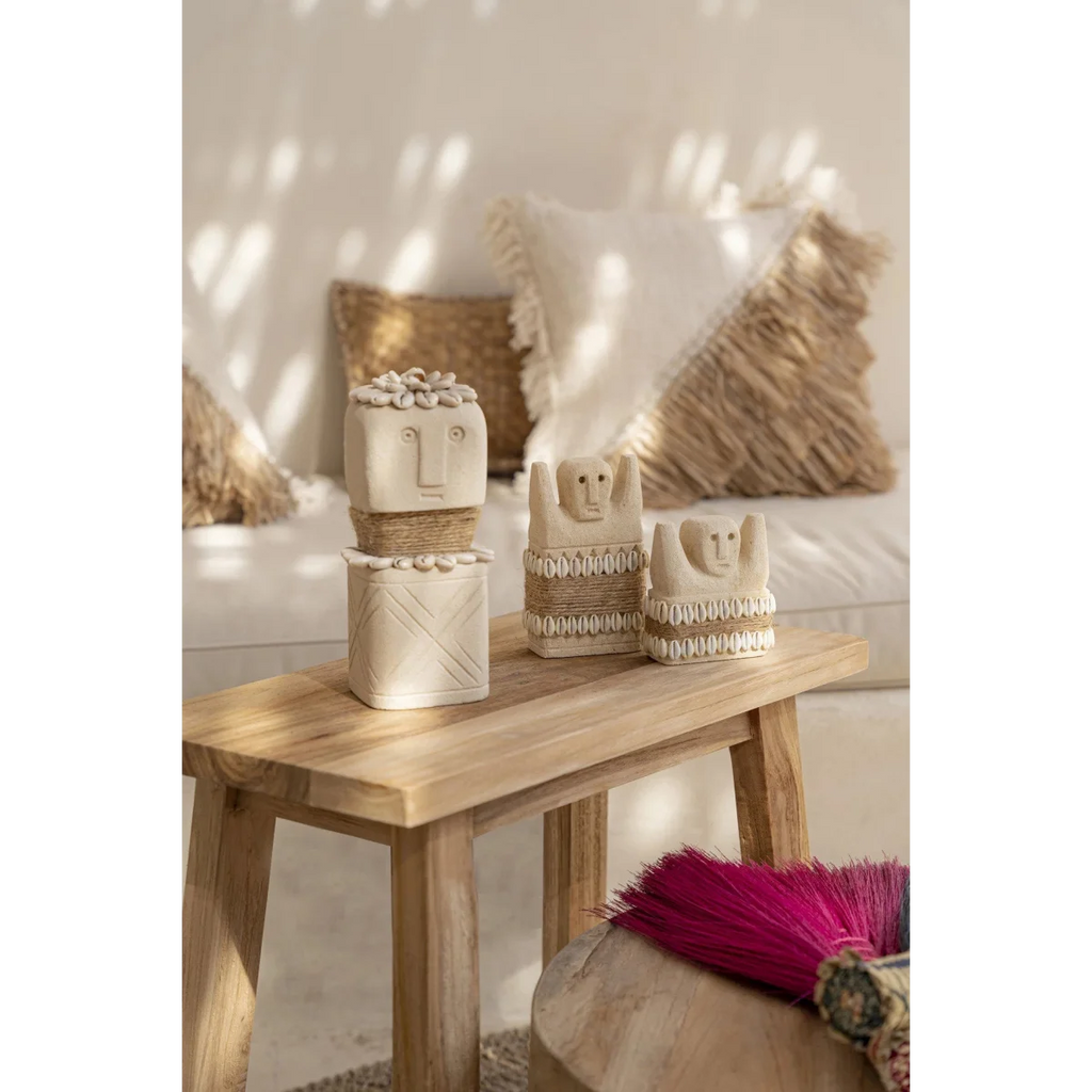 Statue en grès beige avec coquillages et embellissements tissés, décoration artisanale