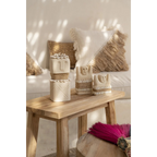 Statue en grès beige avec coquillages et embellissements tissés, décoration artisanale