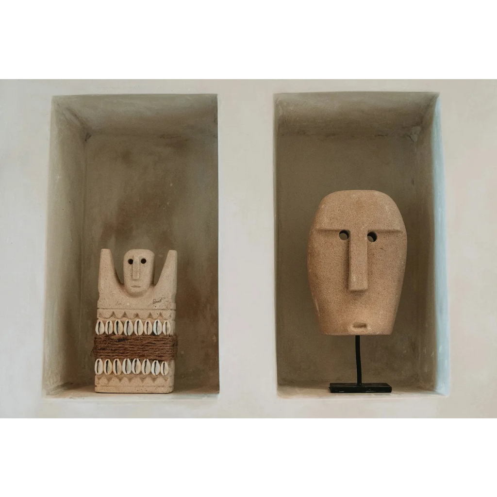 Statuette pierre de Sumba en grès beige avec motif coquillages dans niches murales