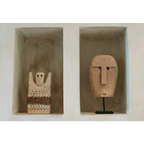 Statuette pierre de Sumba en grès beige avec motif coquillages dans niches murales