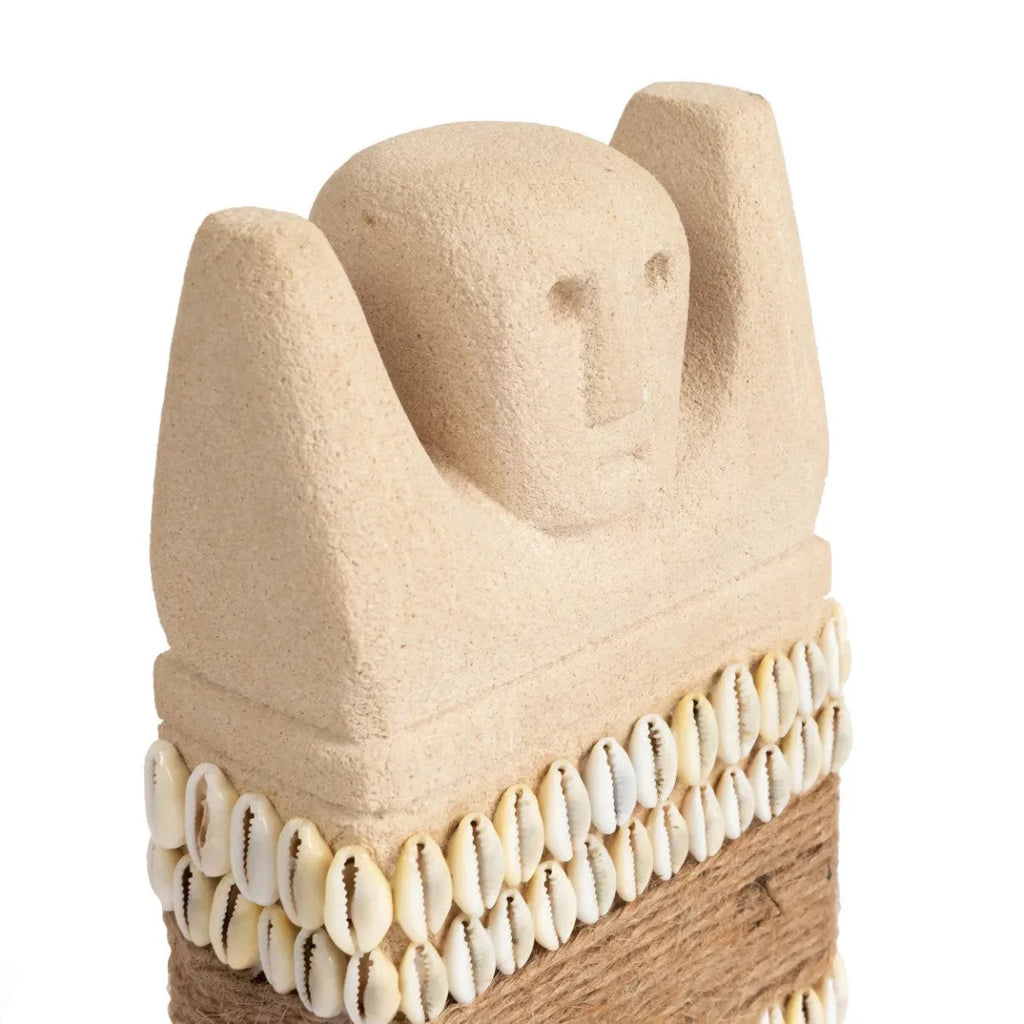 Sculpture en grès beige de Sumba avec motif coquillages et ornament en coquille et ficelle