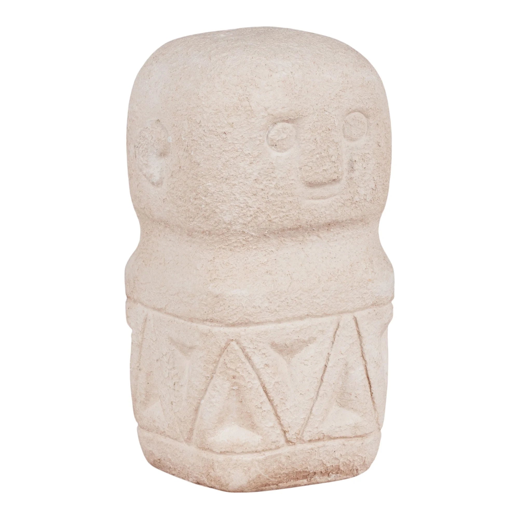 Figurine en céramique beige effet pierre avec visage gravé et motifs géométriques