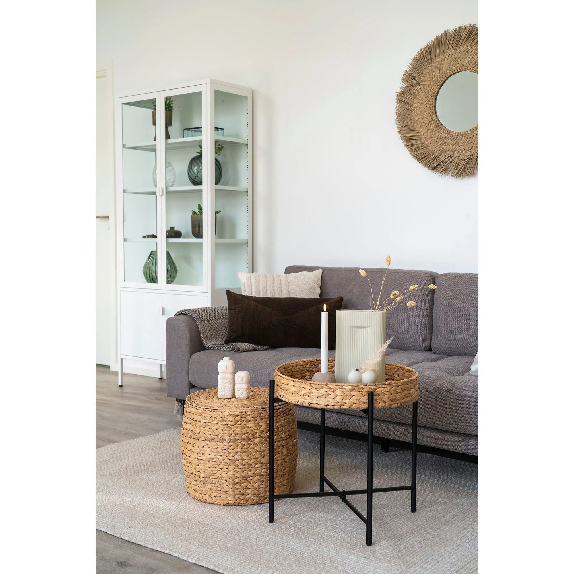 Table d’appoint ronde en rotin tressé avec pieds en métal noir pour la statuette en céramique beige