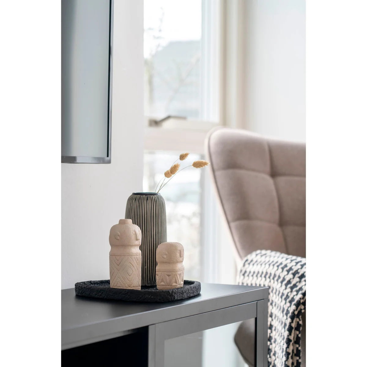 Vase en céramique noire côtelée avec herbes dorées séchées