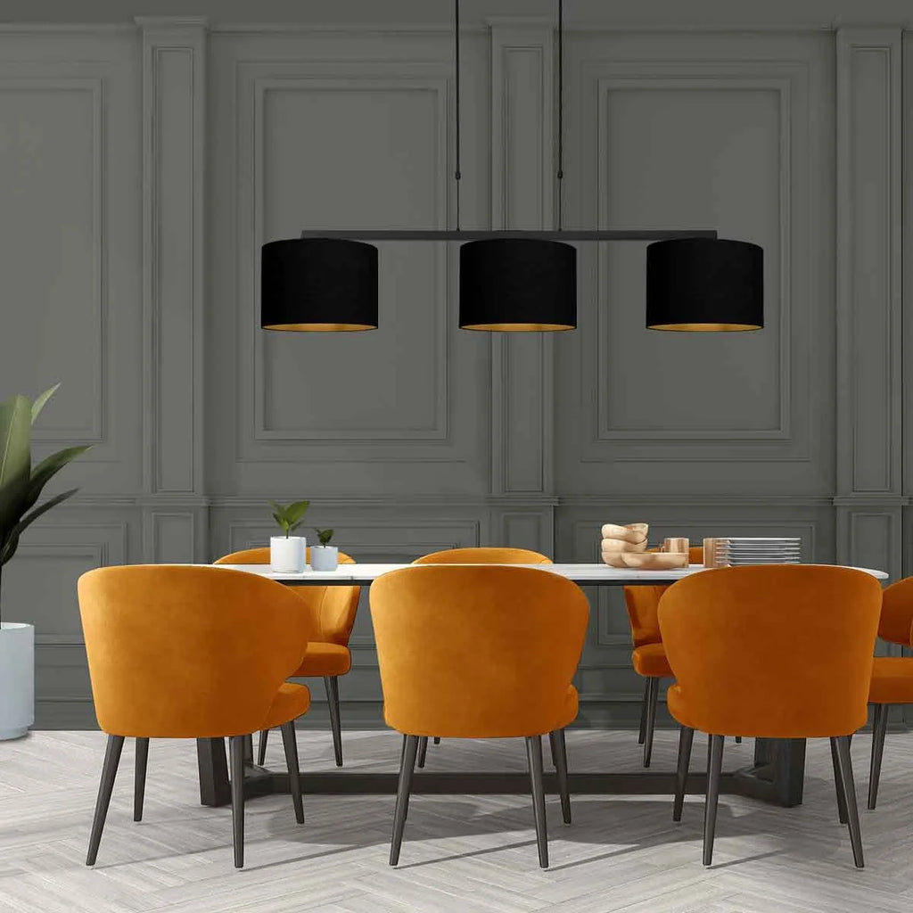 Salle à manger avec table blanche et six chaises en velours orange sous suspension noire dorée