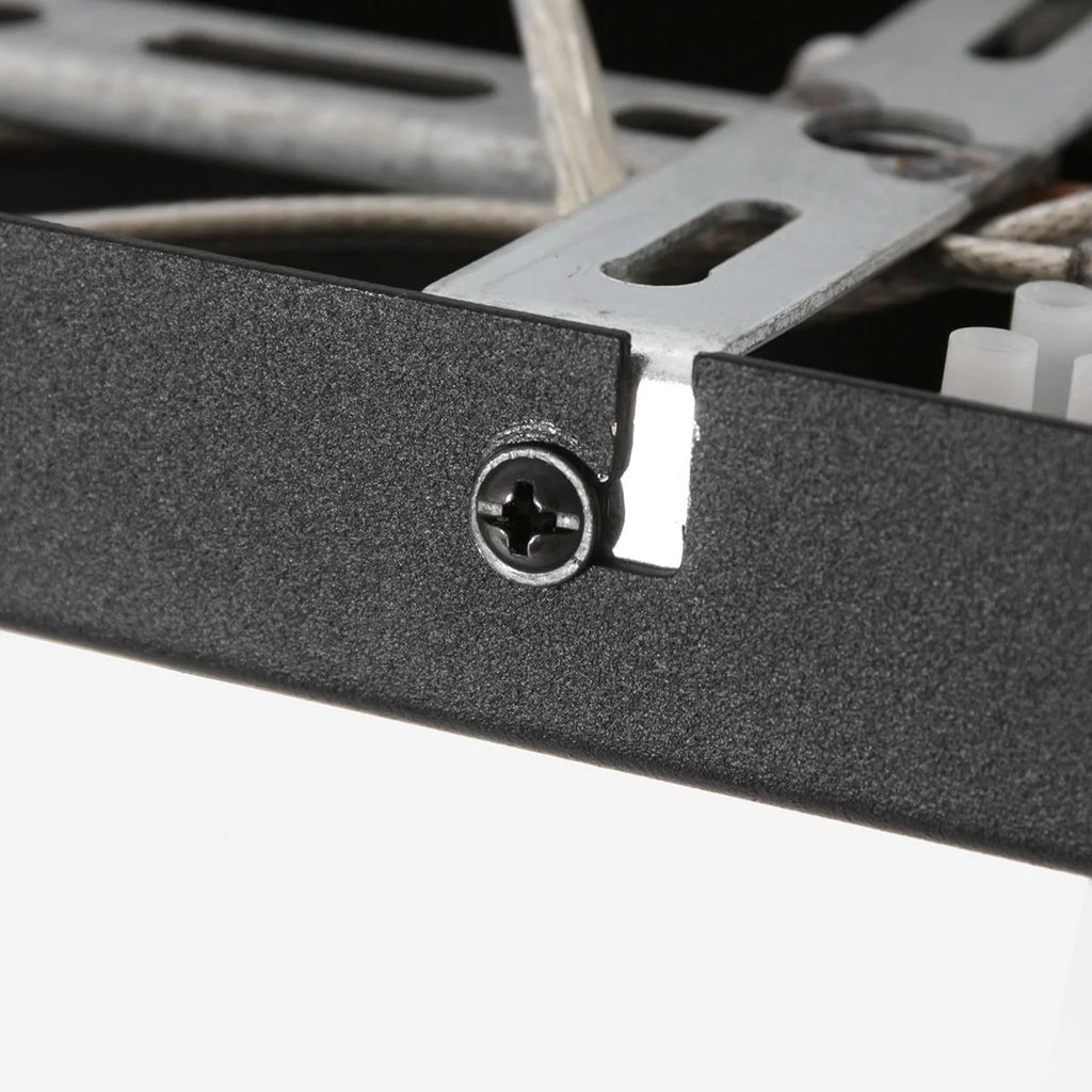 Boîte électrique en métal noire avec vis Phillips, support en argent et câblage