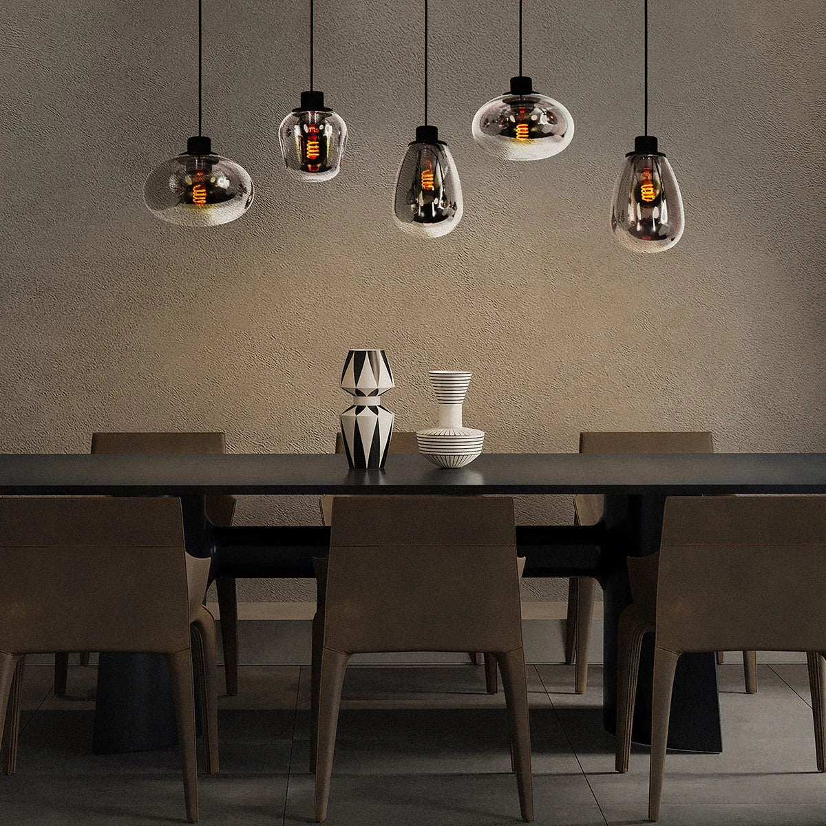 Éclairage suspendu moderne avec 5 lumières en verre fumé et acier noir, dimension 100x30 cm
