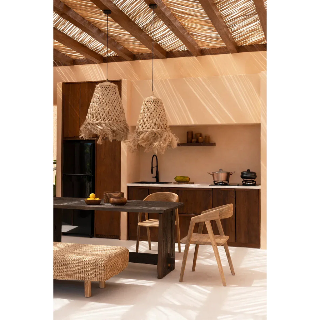 Suspension en abaca forme méduse naturelle 43 cm dans une cuisine moderne avec textures naturelles