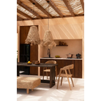 Suspension en abaca forme méduse naturelle 43 cm dans une cuisine moderne avec textures naturelles