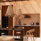 Suspension en abaca forme méduse naturelle dans une cuisine bohème chaleureuse