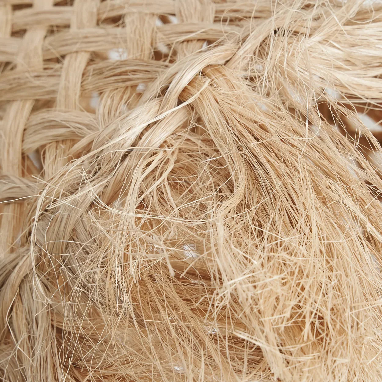 Texture en fibre naturelle tissée et effilochée pour Suspension en abaca forme méduse