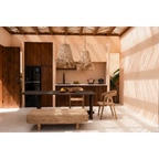 Espace repas avec table en bois foncé, banquette en tissé clair et chaises en bois clair