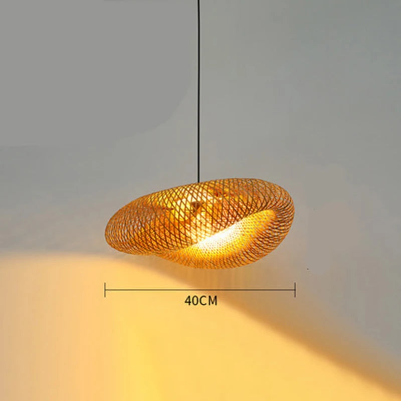 Suspension en bambou design de 40 cm, créant un éclairage apaisant et contemporain pour tout espace.